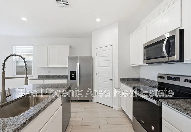 2761 W Seaver Ave — Photo 7