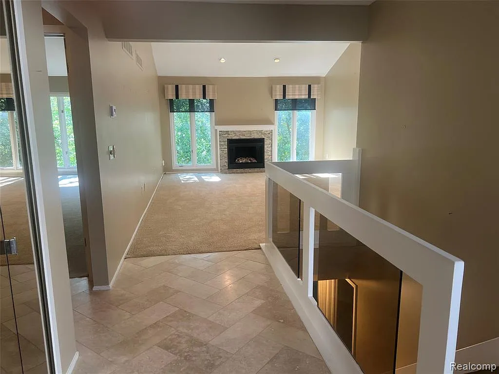 2 bed, 2.0 bath, 2565 sqft, $2,500 — Photo 2