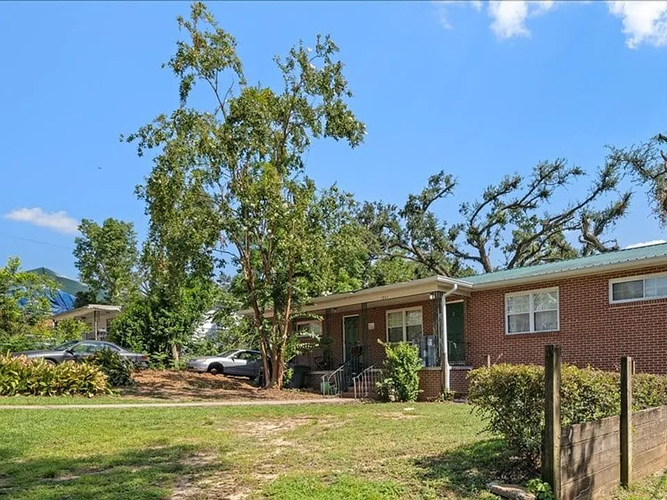 1861 Ivy Ln