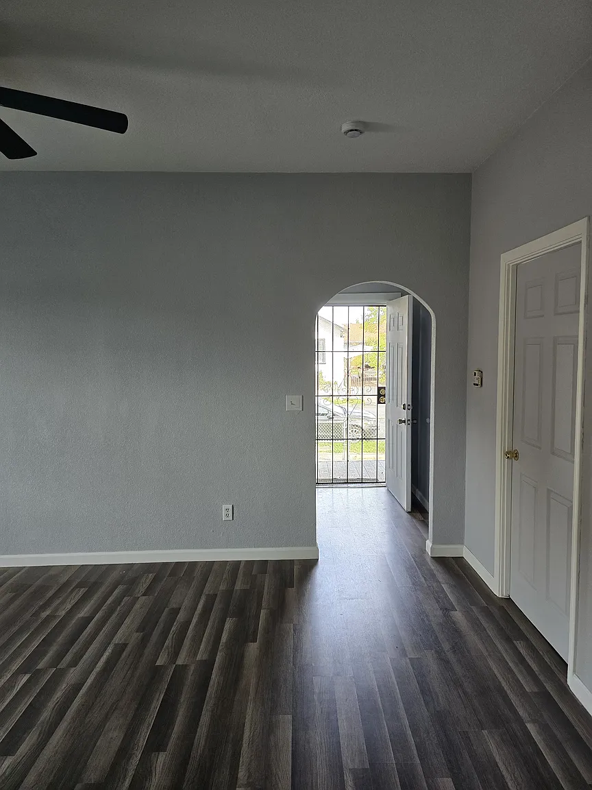 636 E Worth St photo 1