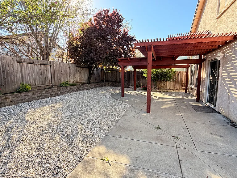 961 Celestine Cir — Photo 32