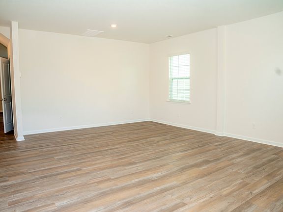 5th image of 217 Giant Oak Ave