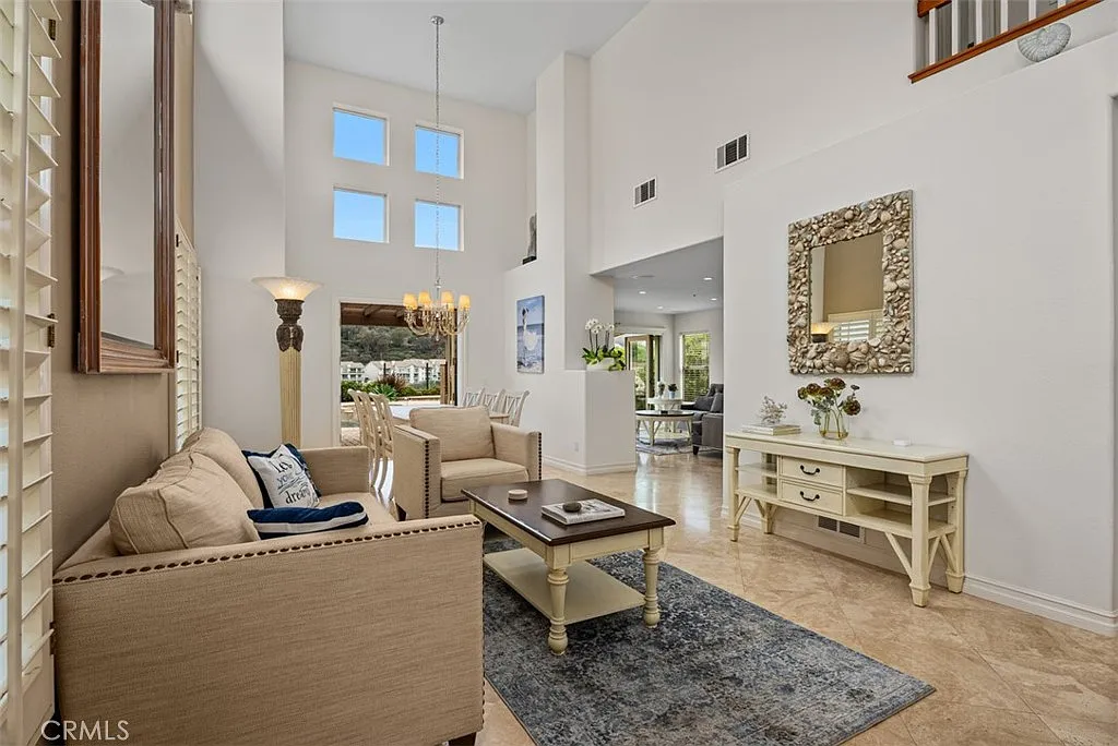 3 bed, 2.5 bath, 1960 sqft, $10,000 — Photo 2