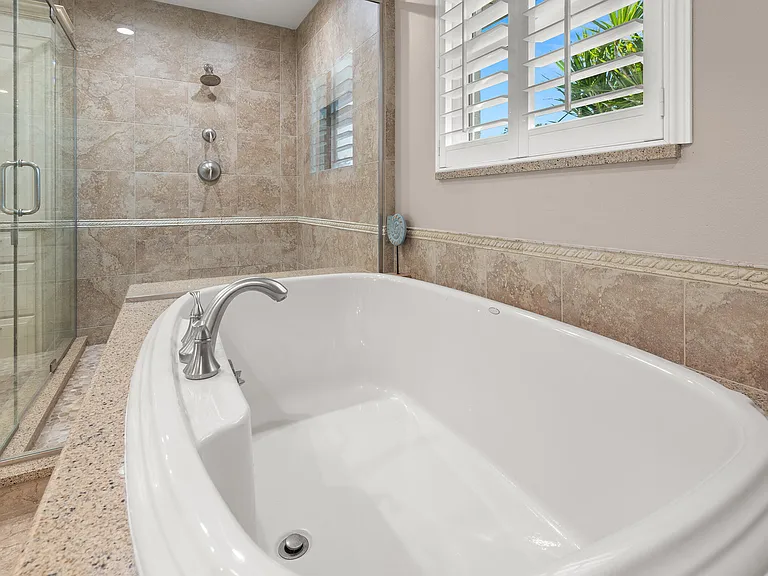 762 SE River Ln — Photo 20