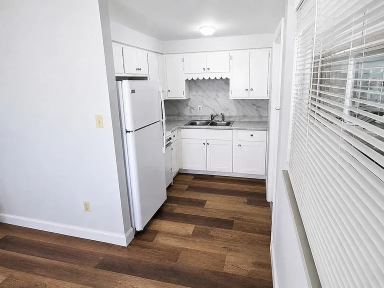 2252 Maple Ave — Photo 2
