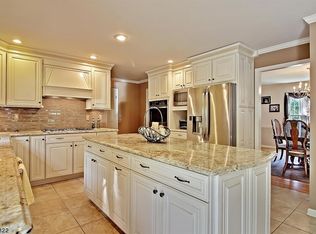 2 Dawn Ln, Randolph, NJ 07869