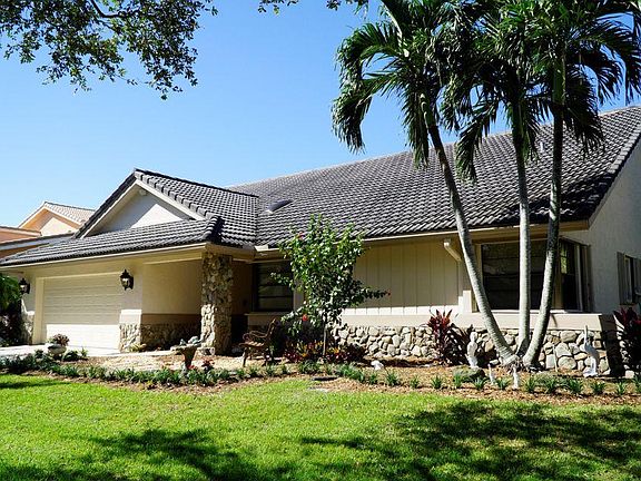 Right side of house, tropical landscaping