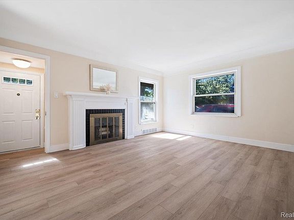 5th image of 13126 Chestnut St
