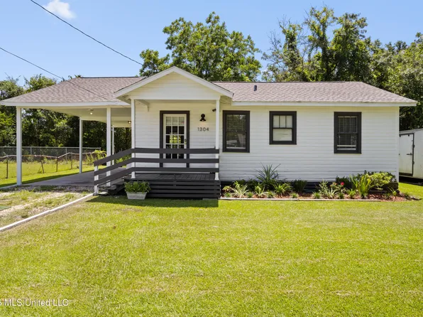 1304 Mantou St, Pascagoula, MS 39567