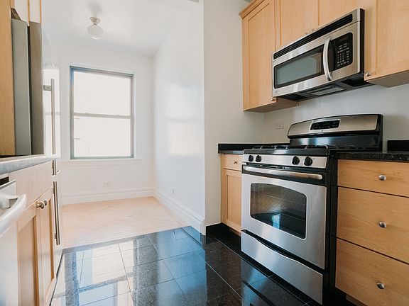 5th image of 210 E 68th St APT 15A