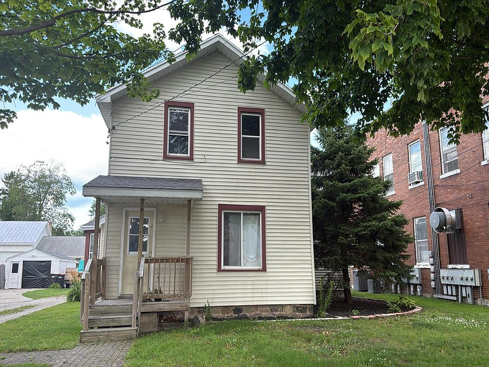 1st image of 120 N Lake St SE