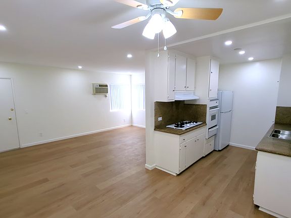 5th image of 13807 Oxnard St #10