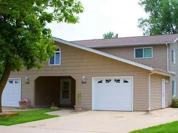 320 Clymer Rd, Hiawatha, IA 52233