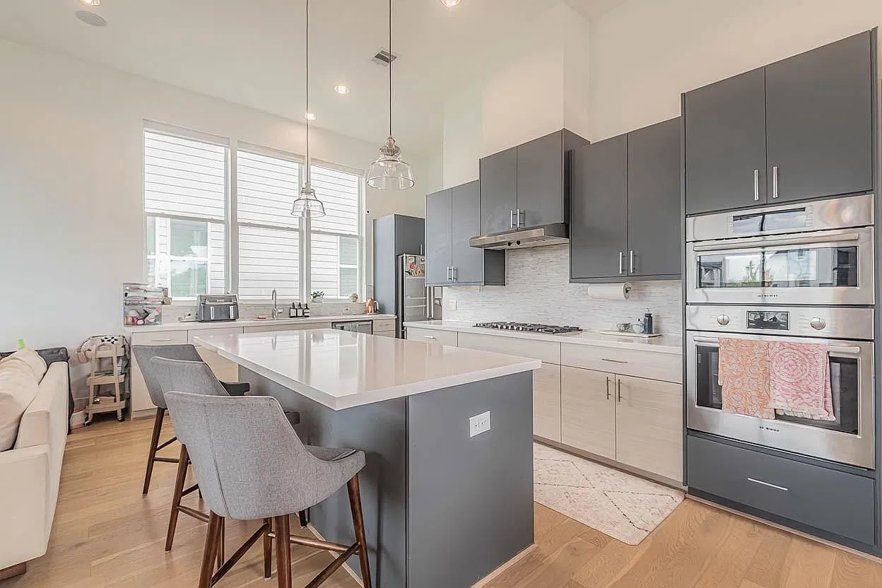 3 bed, 3.5 bath, 2600 sqft, $3,650 — Photo 3