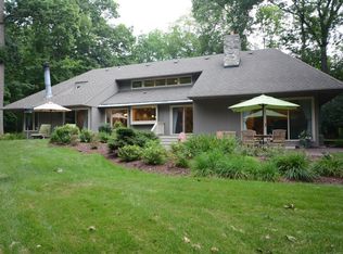 W311N6649 Chenequa Cir, Hartland, WI 53029