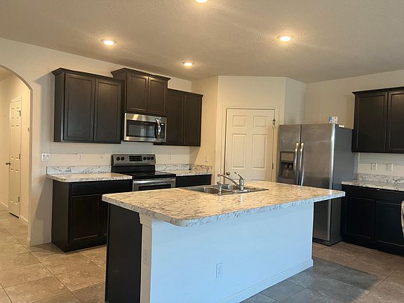 2nd image of 2931 SW Rosser Boulevard