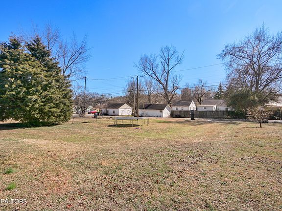 4th image of 930 Radford Pl