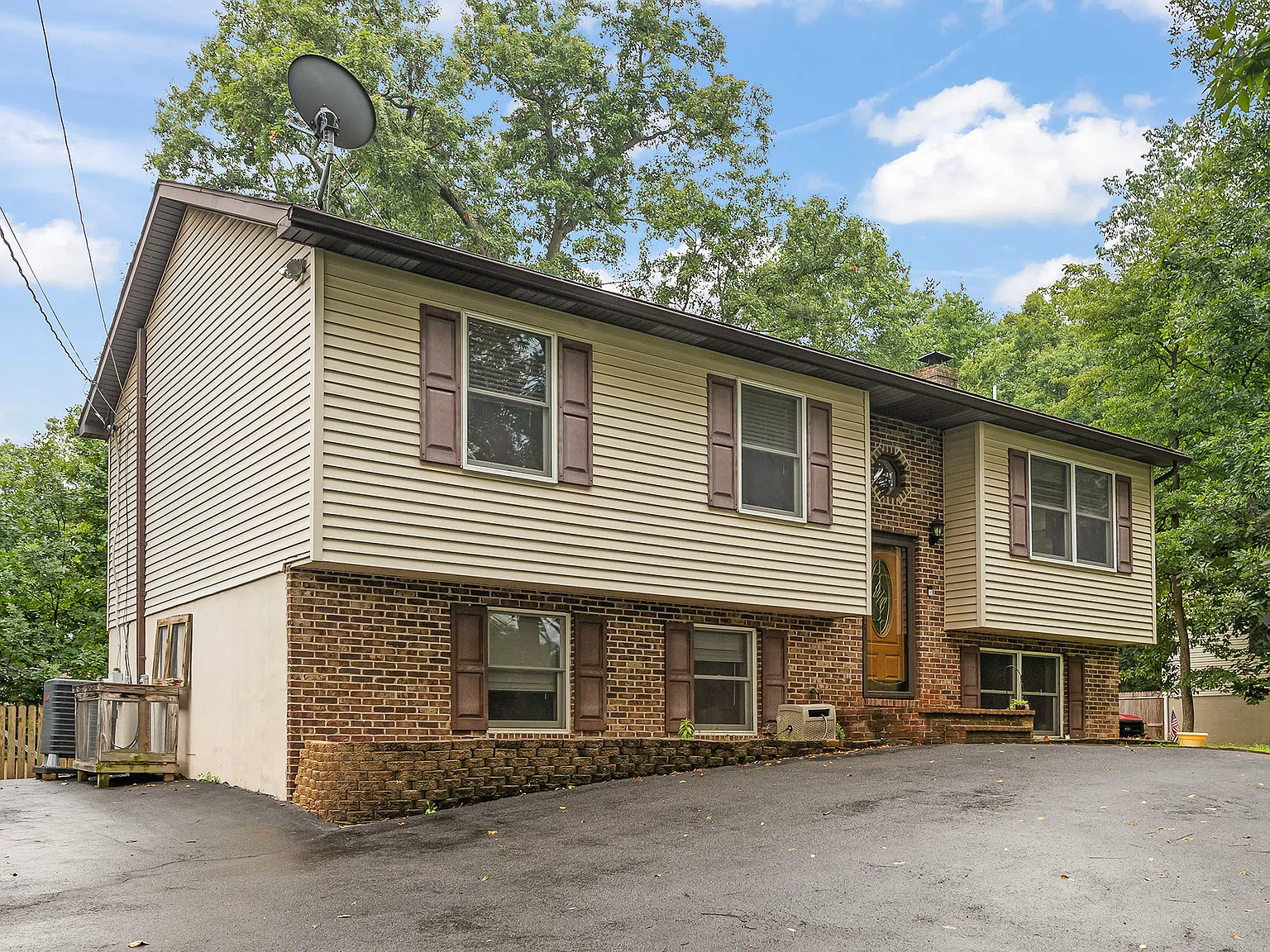 5 bed, 1970 sqft, $2,150 — Photo 1