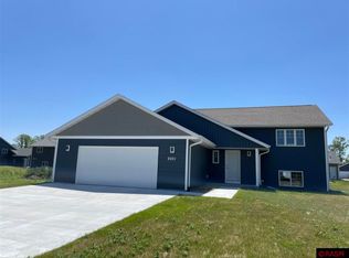 2001 Aster Ln, Mankato, MN 56001