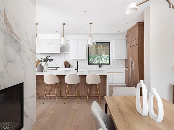 3rd image of 52 Roxborough Dr