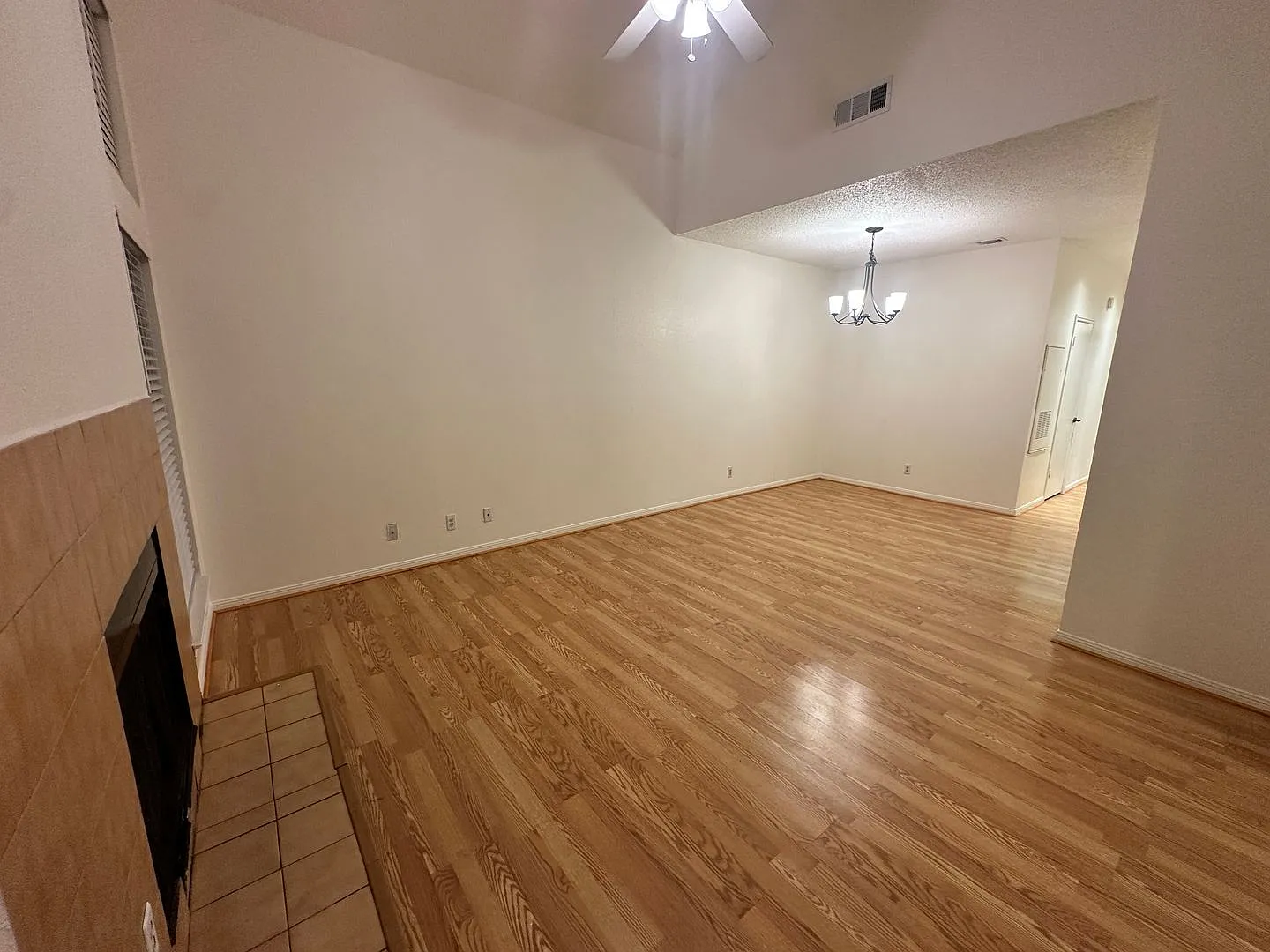 Ut Pre Lease: West Campus 2bd / 2ba Cathedral Ceilings, Huge Windows, Good Roommate Floor-Plan — Photo 3