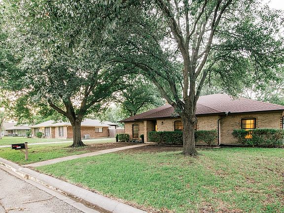 2nd image of 2409 Green Oaks St