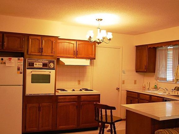 3rd image of 2613 Forest View St