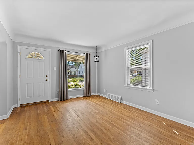 21328 Audette St — Photo 5