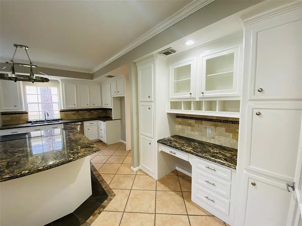 5 bed, 4.5 bath, 2750 sqft, $3,200 — Photo 2