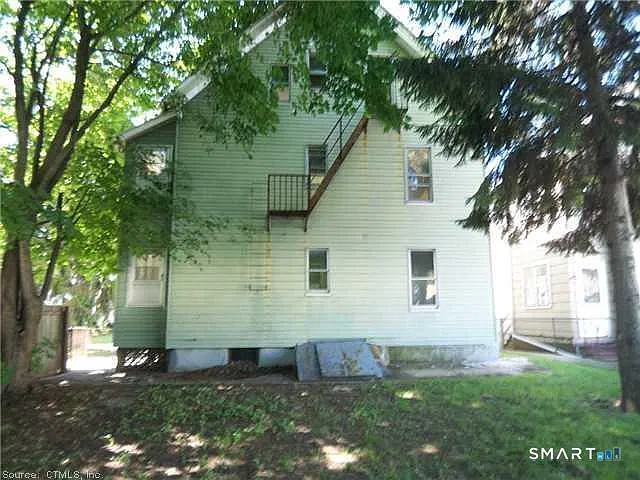 3 bed, 1.0 bath, 2498 sqft, $1,950 — Photo 3