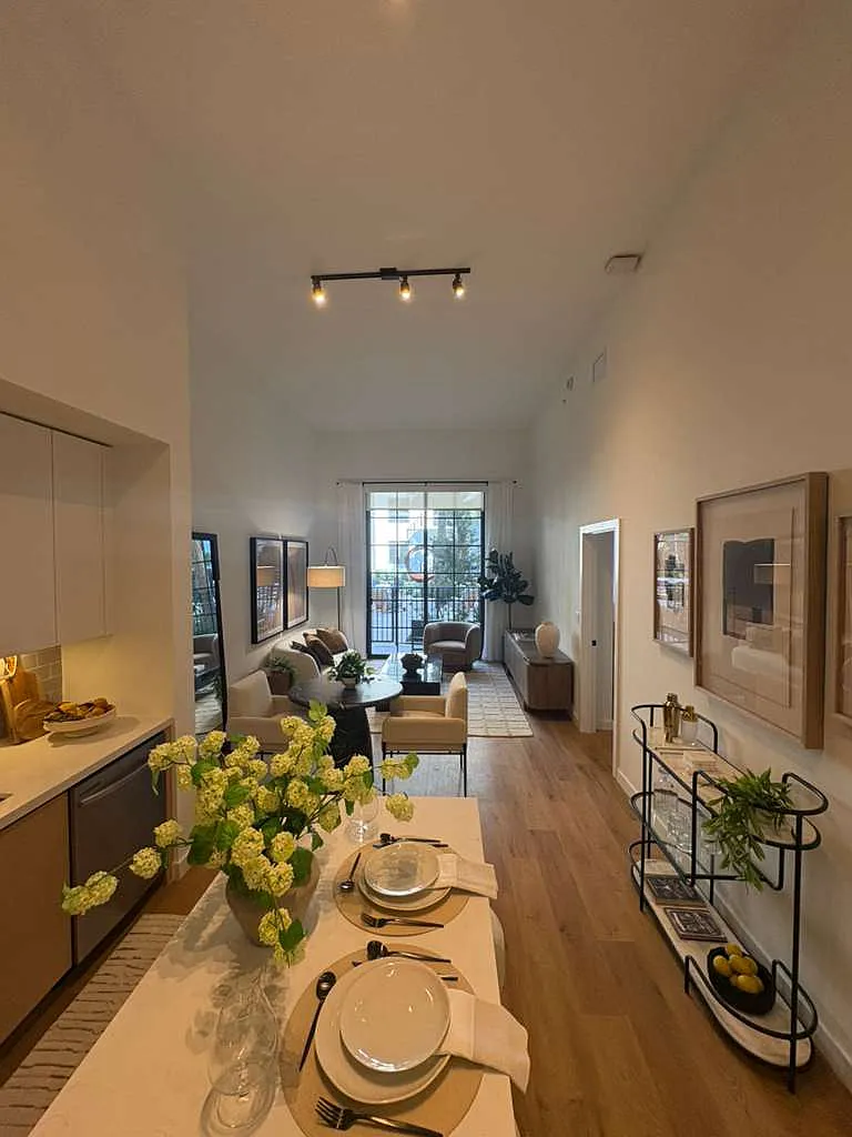 1 bed, 734 sqft, $2,399 — Photo 2