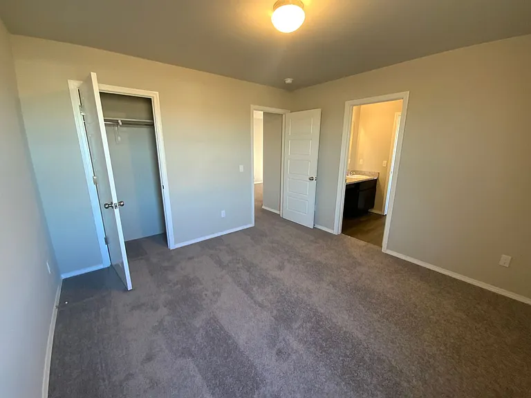 1841 Easton Ln — Photo 10