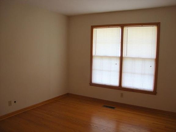 3rd image of 1594 Twin Oak Dr