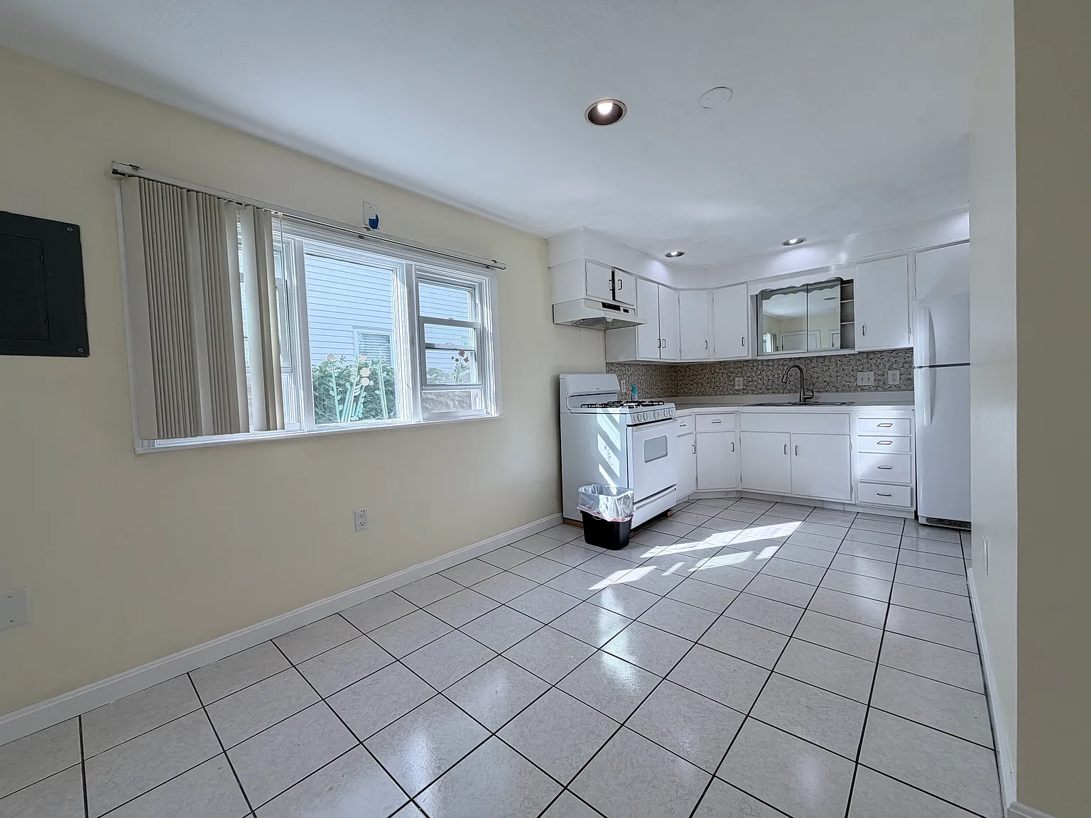2 bed, 600 sqft, $2,600 — Photo 3