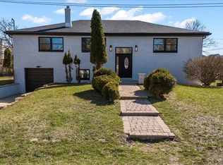 4 Saint George Dr, Shirley, NY 11967