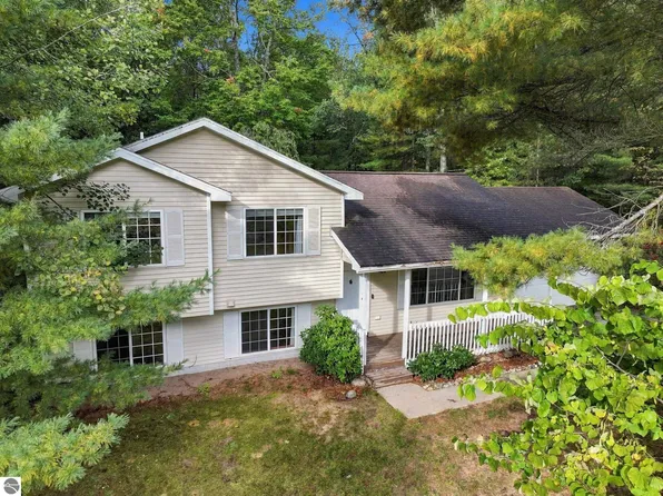 1743 Green Oak Dr, Interlochen, MI 49643