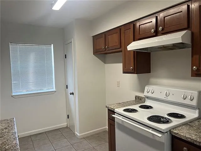 2 bed, 1.5 bath, 1000 sqft, $1,300 — Photo 3