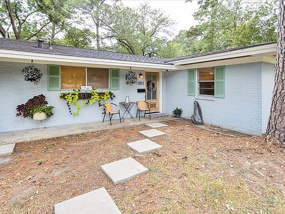 2nd image of 1302 Shadybrook Ln