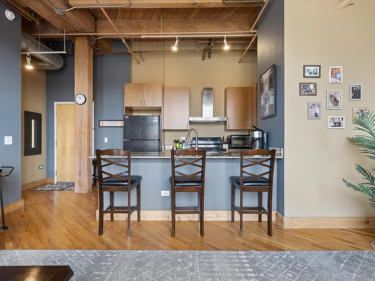 1040 W Adams St #402 — Photo 8