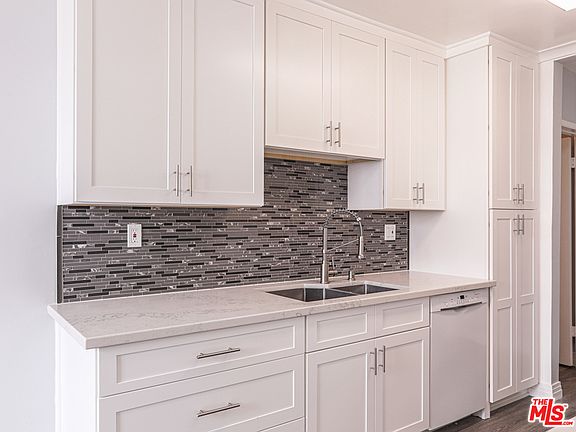 4th image of 530 S Barrington Ave APT 109