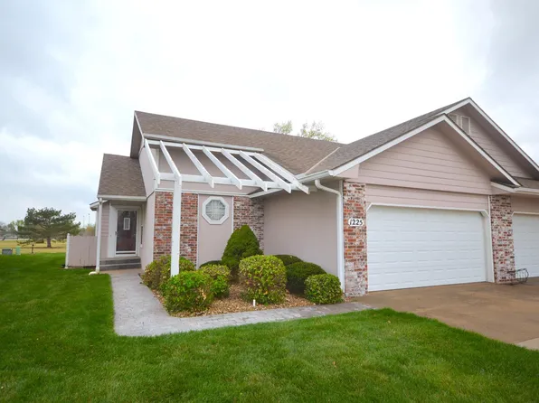 1225 Stone Bridge Dr, Hutchinson, KS 67502