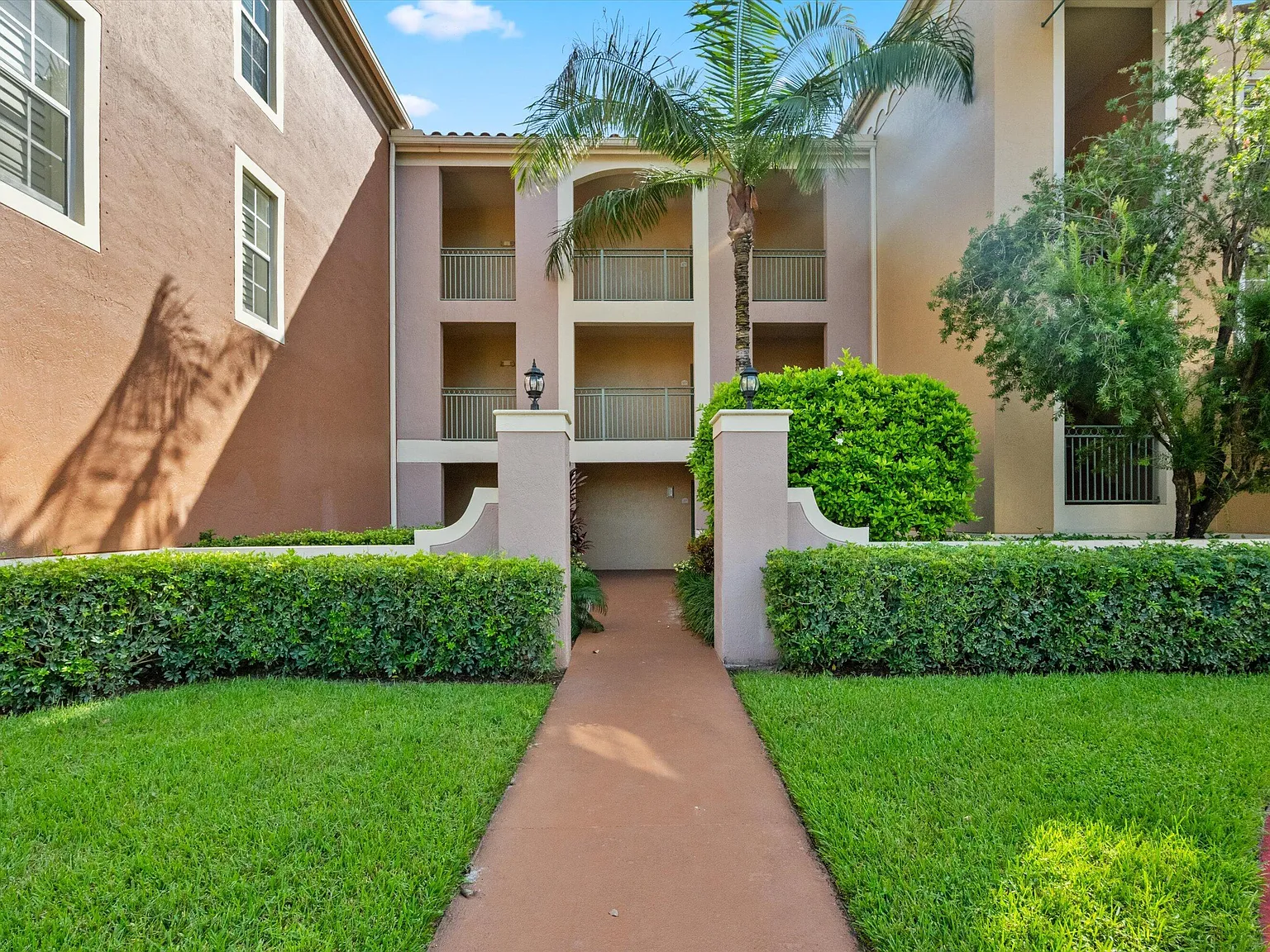 3 bed, 2.0 bath, 1633 sqft, $6,000 — Photo 2