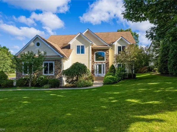 220 Nob Hill Oval, Chagrin Falls, OH 44022