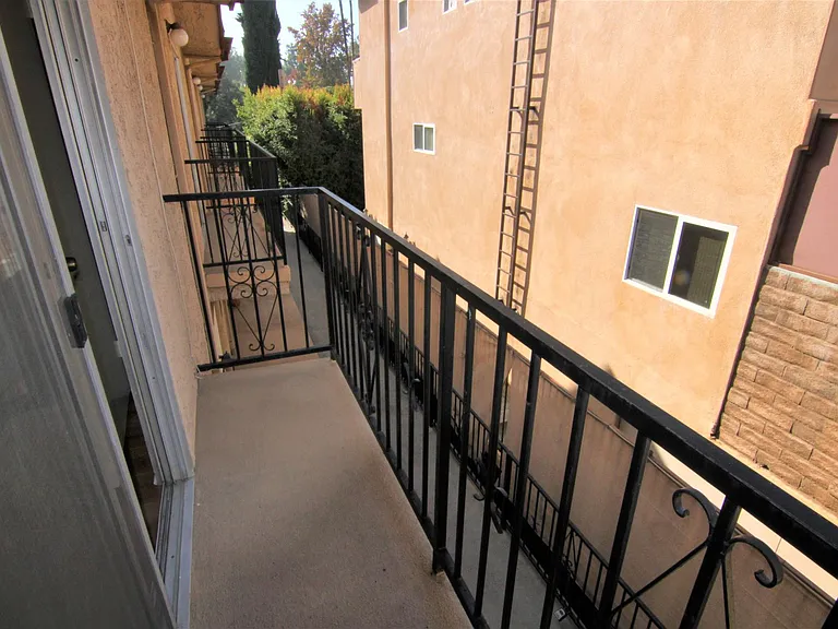 13552 Burbank Blvd #3 — Photo 12
