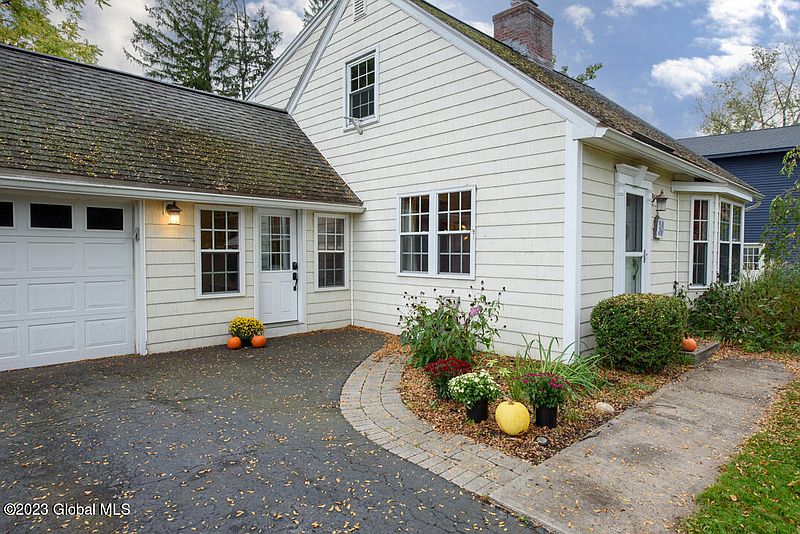 2nd image of 30 Mayfair Drive