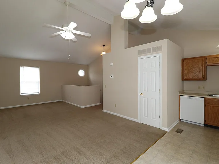 238 Lakeview Dr — Photo 4