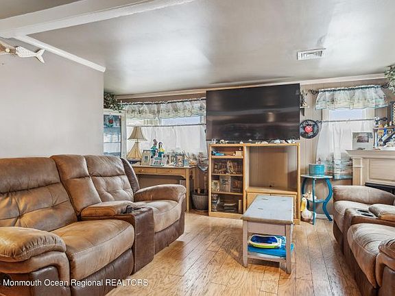 3rd image of 903 Beach Blvd