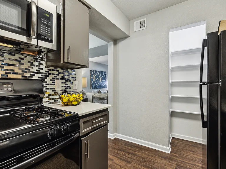 Zeke Apartments — Photo 1