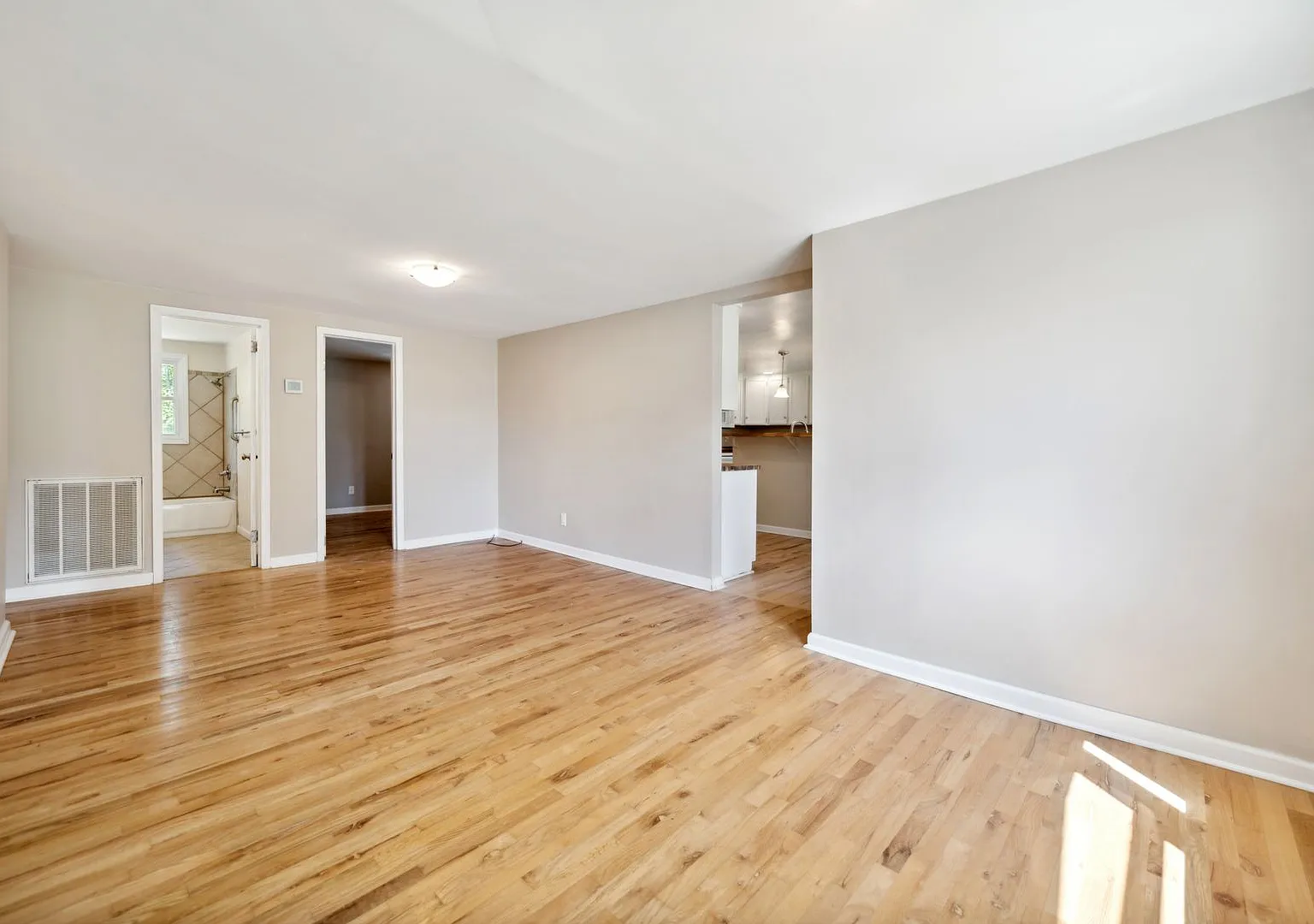 Beautifully Renovated 4 Bedroom 2 Bath in South Raleigh — Photo 4