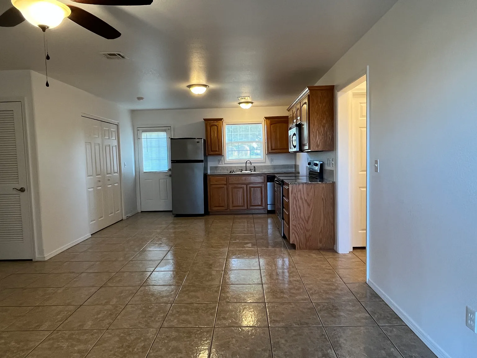 3 bed, $1,300 — Photo 2